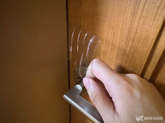 생수병 조각을 문과 문틀 사이 틈에 끼워 넣은 모습. / 위키푸디