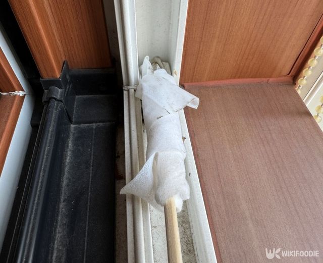 창틀 모서리 부분을 청소하고 있다. / 위키푸디