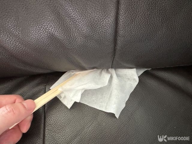 가죽 소파 틈새를 물티슈와 나무젓가락으로 청소하고 있다. / 위키푸디