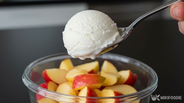 사과에 그릭요거트 1스푼을 넣는 모습. / 위키푸디