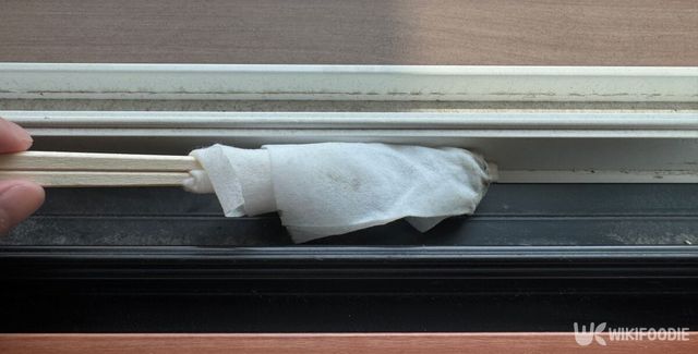 물티슈와 나무젓가락으로 창틀에 쌓인 먼지를 제거하고 있다. / 위키푸디