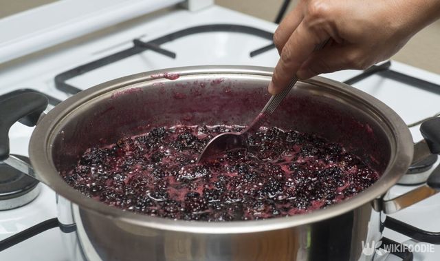 오디로 잼을 만드는 모습. / sezer66-shutterstock