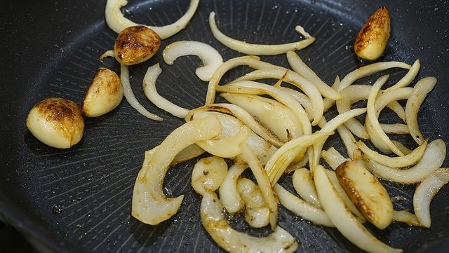 팬에 양파와 마늘을 굽는 자료 사진. / 위키푸디