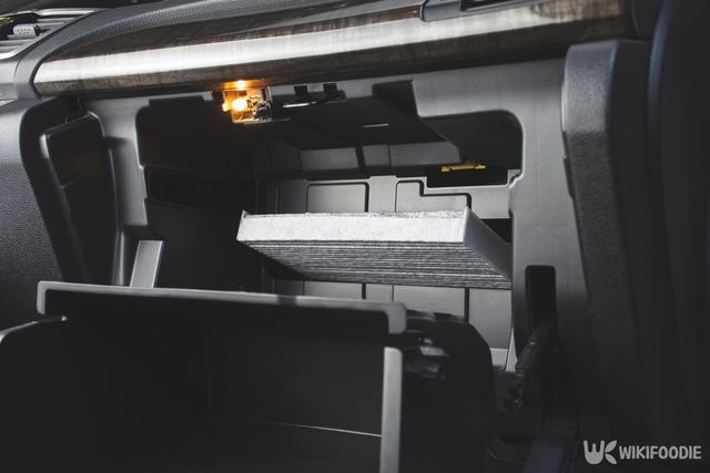 자동차 에어컨 필터는 6개월에 한 번 교체해 주는 것이 좋다. / BLKstudio-shutterstock.com