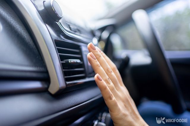 에어컨 청소 시에는 송풍구 점검이 필수다. / PBXStudio-shutterstock.com