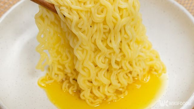 접시에 들기름을 넣고 면을 올리는 자료 사진. / 위키푸디