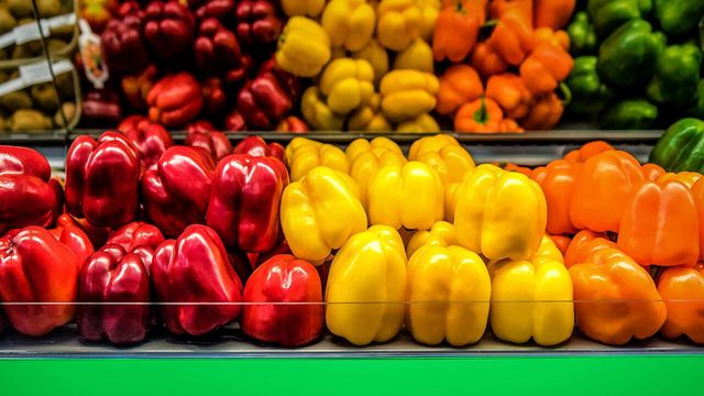 매대에 올려져 있는 파프리카 사진. /&nbsp;Vova Shevchuk-shutterstock.com