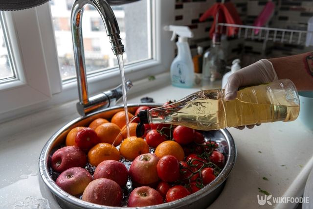 과일 세척 시 식초를 사용하면 오히려 영양소가 파괴될 수 있다. / Aliye Enginsu-shutterstock.com