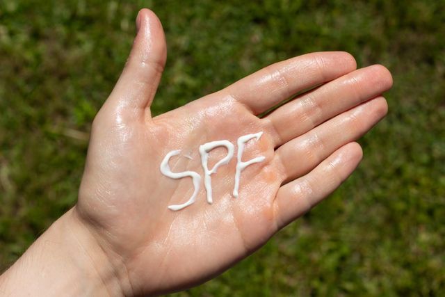 선크림으로 SPF를 적은 모습 /&nbsp;Anna Gawlik-shutterstock.com