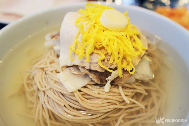 평양냉면. / Veniaa-shutterstock.com