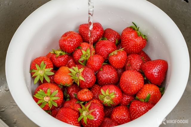 딸기 세척 자료사진. / PawelKacperek-shutterstock.com