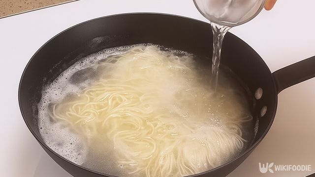 소면을 삶는 자료 사진. / 위키푸디