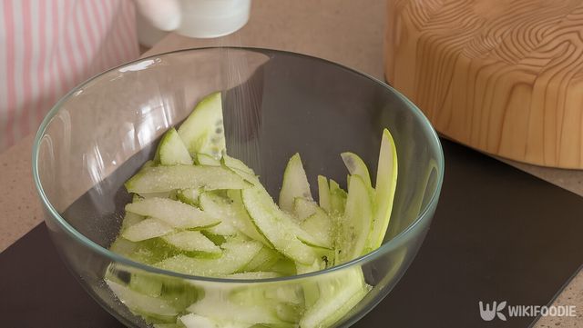 오이를 무치는 자료 사진. / 위키푸디