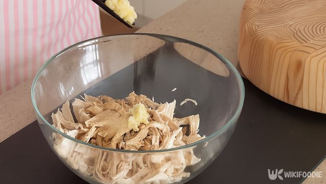 닭가슴살에 양념을 하는 자료 사진. / 위키푸디