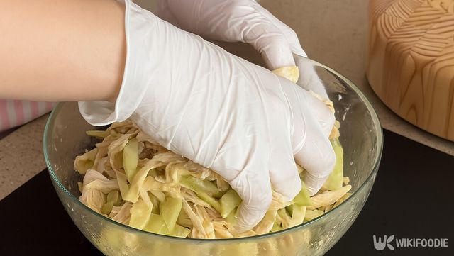 닭가슴살에 양념을 하는 자료 사진. / 위키푸디