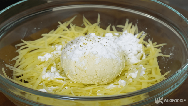 감자채와 두부, 치즈를 섞는 자료 사진. / 위키푸디