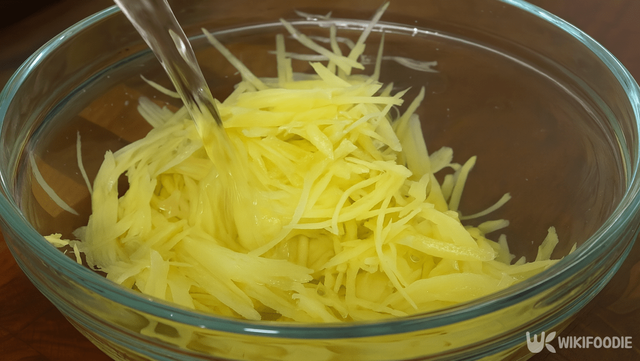 감자를 써는 자료 사진. / 위키푸디