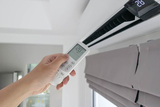 에어컨 온도를 조절하는 모습 /&nbsp;Kwangmoozaa-shutterstock.com