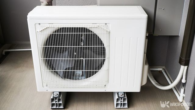 에어컨 실외기에 올려선 안 되는 물건들. / Yosuke8-shutterstock.com