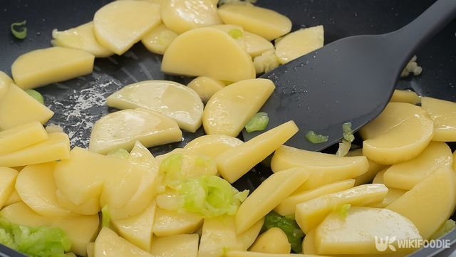 감자를 볶는 자료 사진. / 위키푸디