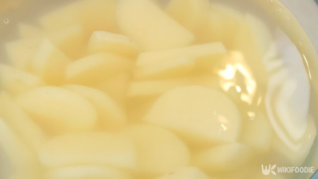 소금물에 감자를 절인 자료 사진. / 위키푸디