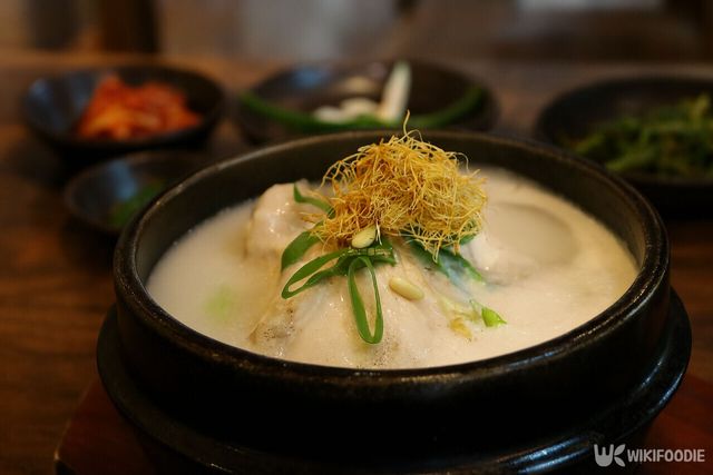 잣 삼계탕 자료 사진. / 위키푸디