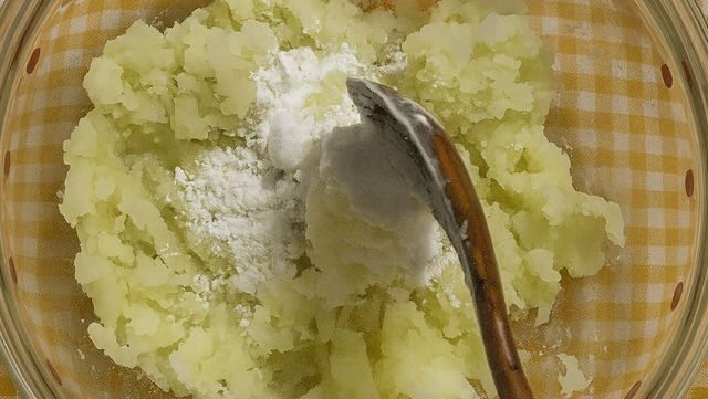 으깬 반죽에 전분을 넣는 자료 사진. / 위키푸디