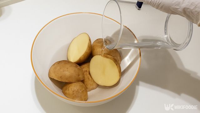 감자에 물을 붓는 자료 사진. / 위키푸디