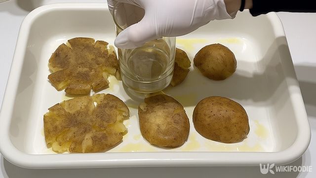 감자를 컵으로 누르는 자료 사진. / 위키푸디