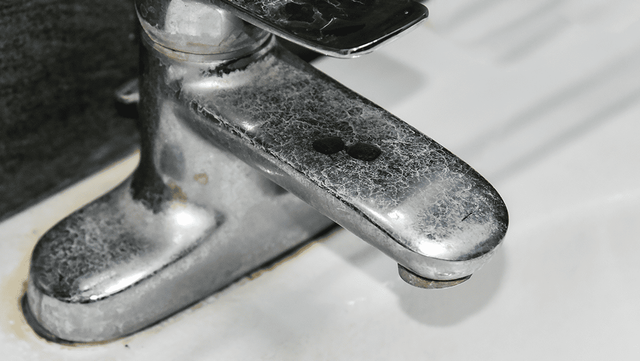 백화현상이 일어난 수도꼭지 사진. / Kensi water-shutterstock.com,