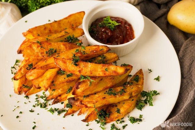 파슬리를 뿌린 구운 감자 자료사진. / Akira AB November8-shutterstock.com