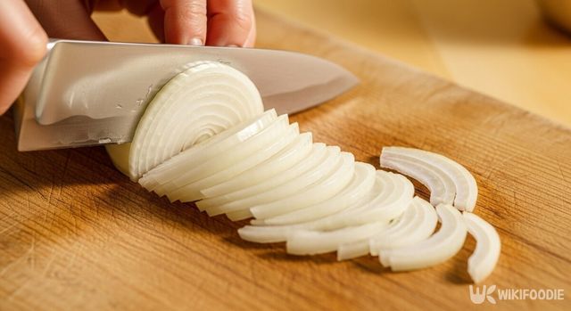 양파를 썰고 있는 사진. / 위키푸디