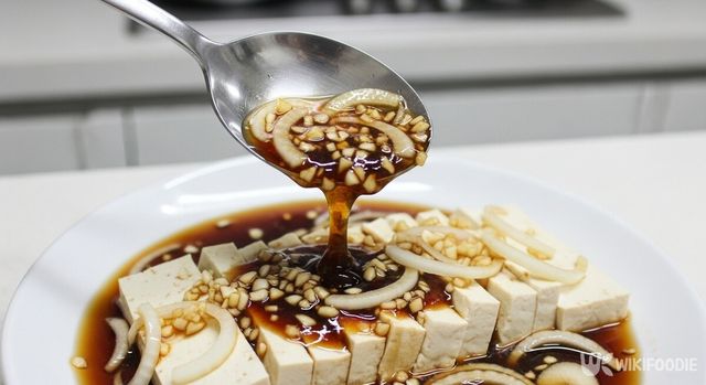 양파두부냉채에 소스를 뿌리는 사진. / 위키푸디