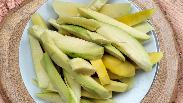 망고 껍질 자료 사진. / Mr.Krittamet-shutterstock.com