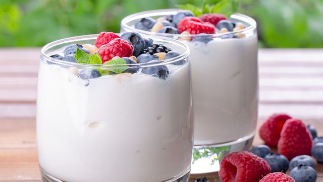 요거트 위에 산딸기를 올린 자료 사진. / 산딸기 자료 사진. / TheFarAwayKingdom-shutterstock.com