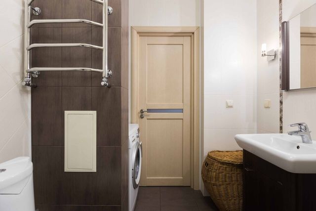 화장실 문이 닫혀 있다 / Artem Glushchenko-shutterstock.com