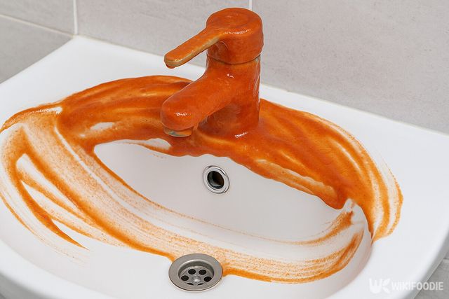 청소제를 바른 욕실 세면대 모습. / 위키푸디