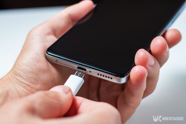 스마트폰 충전 자료사진. / Skrypnykov Dmytro-shutterstock.com