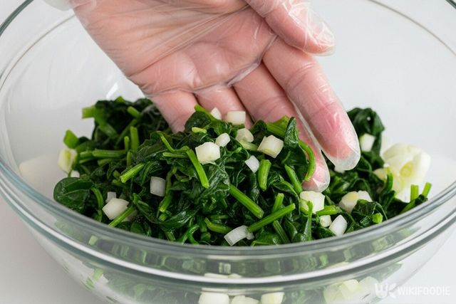 끓는 물에 데친 시금치 모습. / 위키푸디