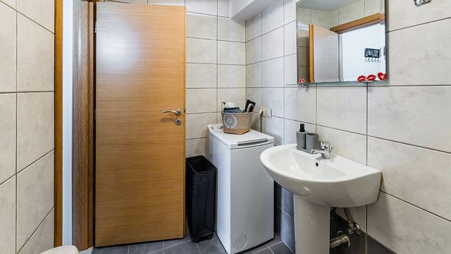 화장실 문이 열려 있다 / Maksym Prykhodnyuk-shutterstock.com