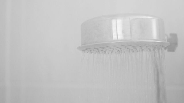 화장실에 습기가 차있다 / Stuart_Cox-shutterstock.com