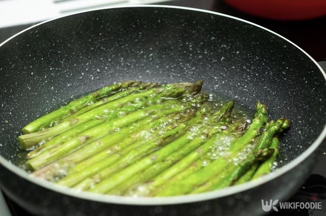 아스파라거스 자료 사진. / Zapylaiev Kostiantyn-shutterstock.com