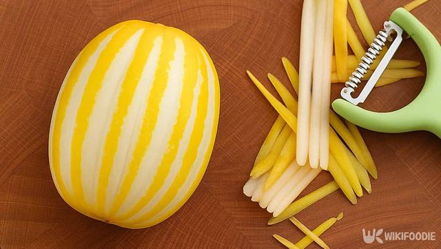 참외 껍질을 반만 깎은 사진. / 위키푸디