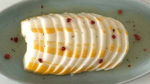 얇게 썬 참외 샐러드 사진. /&nbsp;springvember-shutterstock.com