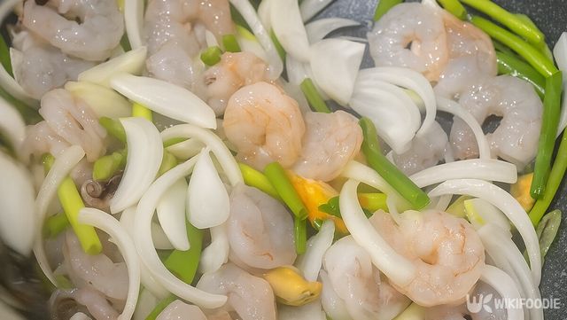 해물을 볶는 자료 사진. / 위키푸디