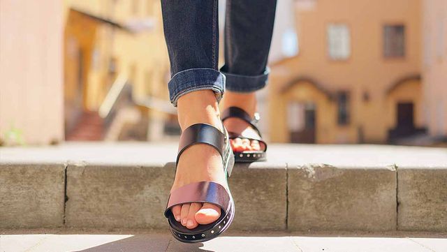 여름철 샌들 사진. / Aleksei Isachenko-shutterstock.com