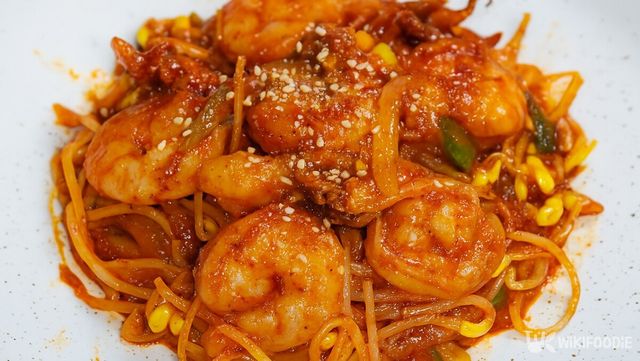 해물을 볶는 자료 사진. / 위키푸디