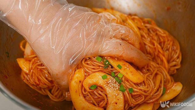 국수를 양념장과 함께 버무리는 사진. / 위키푸디