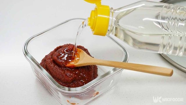 양념장에 식초를 넣는 사진. / 위키푸디