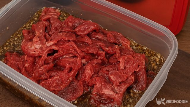 양념통에 고기를 넣는 자료 사진. / 위키푸디